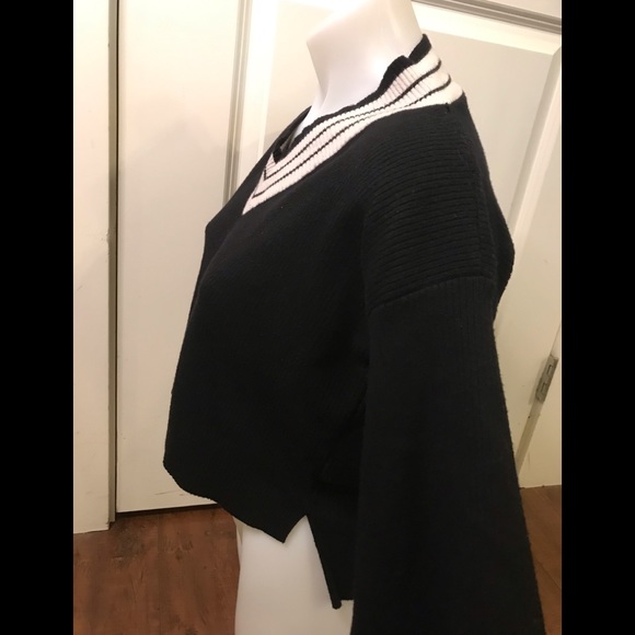 Black/White V-neckline Sweater and Skirt Knit Set - Picture 5 of 13